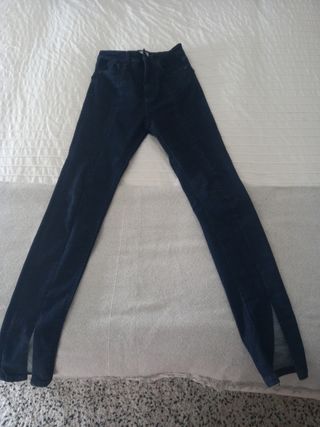 Pantalón vaquero campana Stradivarius de segunda mano por 18 EUR en  Castellón de la Plana en WALLAPOP