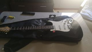 Guitarra eléctrica J\u0026amp;D Brothers. Negra y blanca. de segunda mano por  135 EUR en Dos Hermanas en WALLAPOP