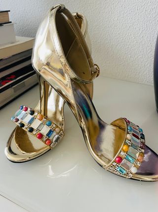 Sandalias doradas con piedras de segunda mano por 24 EUR en Las Palmas de  Gran Canaria en WALLAPOP