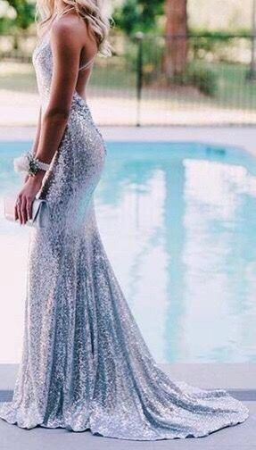 Vestido plateado corte sirena de segunda mano por 80 EUR en Torrejón de  Ardoz en WALLAPOP