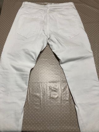 Pantalón vaquero blanco hombre de segunda mano por 15 EUR en Arroyo de la  Encomienda en WALLAPOP