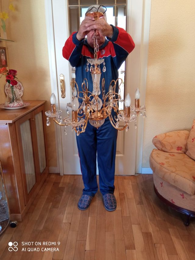 Lámpara dorada con cristal