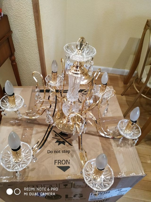 Lámpara dorada con cristal