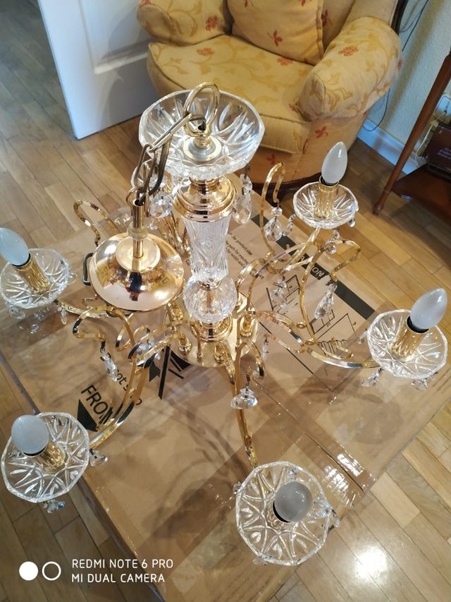 Lámpara dorada con cristal