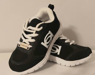 Zapatillas Negras con detalle en brillo MARCA BEBE de segunda mano por 15  EUR en Fuenlabrada en WALLAPOP