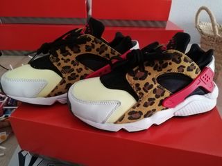 Edición limitada zapatillas Nike Huarache de segunda mano por 89 EUR en El  Morell en WALLAPOP