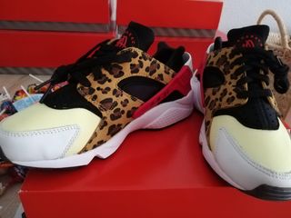 Edición limitada zapatillas Nike Huarache de segunda mano por 89 EUR en El  Morell en WALLAPOP