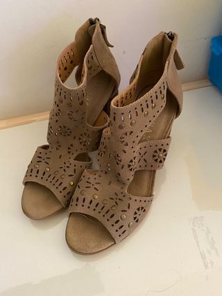 Sandalia de tacón tipo botín de segunda mano por 12 EUR en Gavà en WALLAPOP
