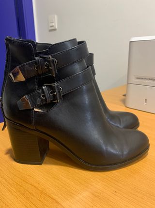 Botin hebillas negro stradivarius 37 de segunda mano por 8 EUR en Vilanova  de Lugo en WALLAPOP