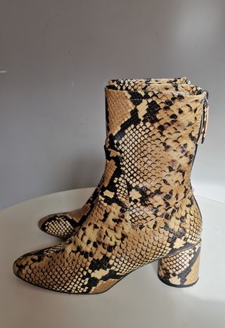 Botines Zara serpiente de segunda mano por 12 EUR en Barcelona en WALLAPOP