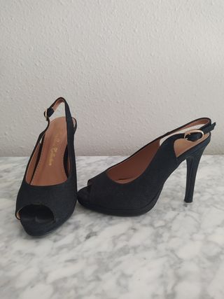Zapatos fiesta talla 35 de segunda mano por 8 EUR en Benaguasil en WALLAPOP