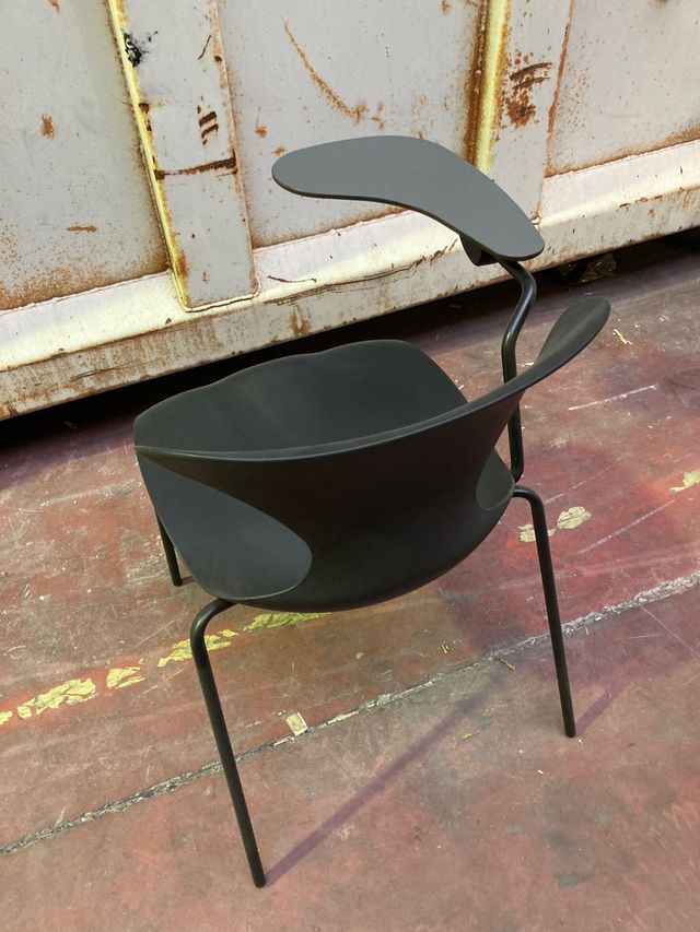 Silla con pala abatible para escritura