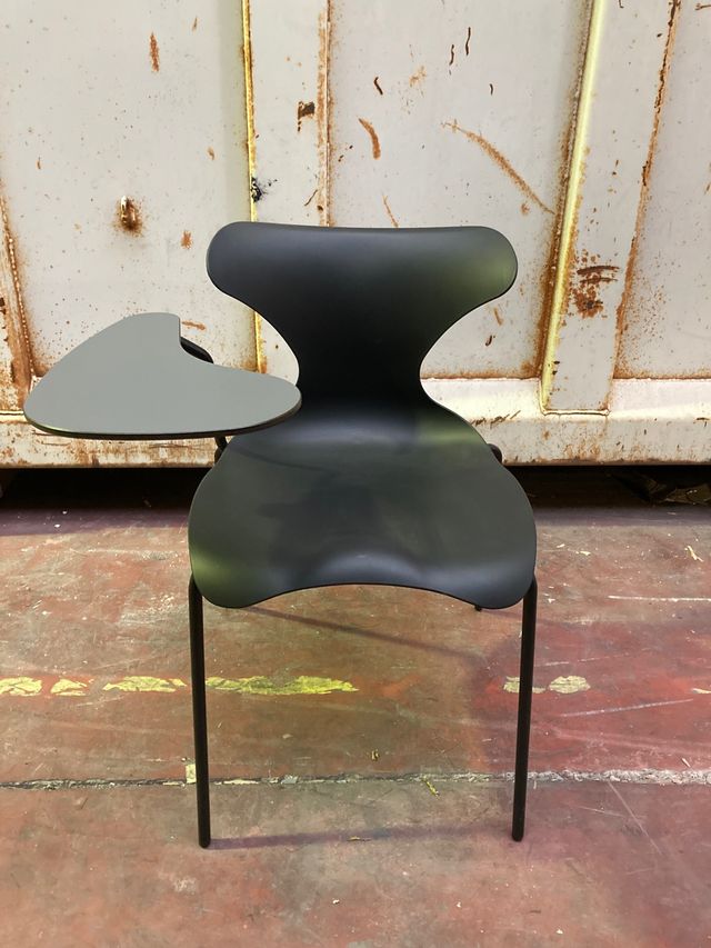 Silla con pala abatible para escritura