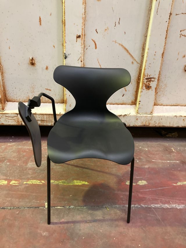 Silla con pala abatible para escritura