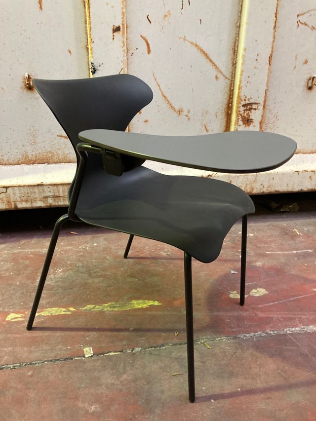 Silla con pala abatible para escritura