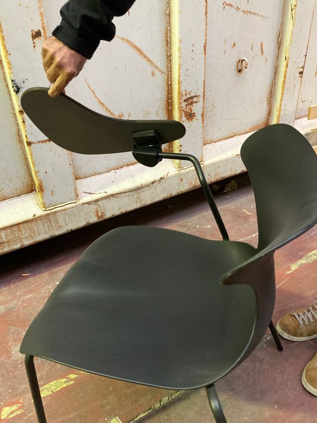 Silla con pala abatible para escritura