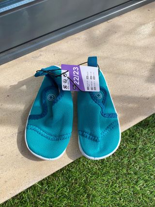 NUEVAS Escarpines bebé cangrejeras Decathlon de segunda mano por 3 EUR en  Lugar Nuevo de La Corona en WALLAPOP