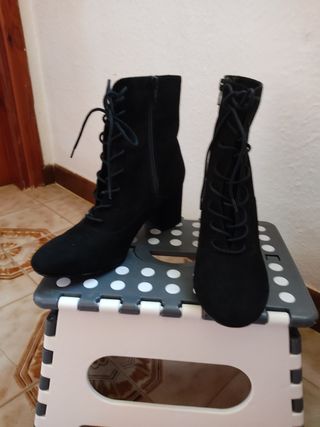 Botines piel con cordones Mango de segunda mano por 10 EUR en San Cristóbal  de La Laguna en WALLAPOP