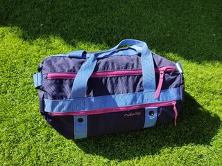 Bolsa deporte Decathlon de segunda mano por 10 EUR en Camino de Las Fuentes  en WALLAPOP