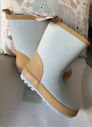 Bota de agua Talla 27 sin estrenar de segunda mano por 15 EUR en Valencia  en WALLAPOP