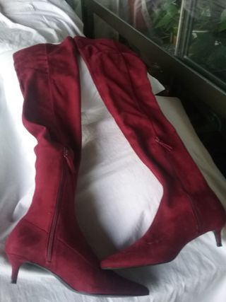 Botas de Zara con cremallera altas de segunda mano por 25 EUR en Las Rozas  de Madrid en WALLAPOP