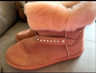 Botas pelo rosa mujer de segunda mano por 5 EUR en Ali en WALLAPOP