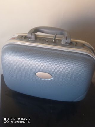 Neceser rígido, maquillaje, maleta de viaje de segunda mano por 5 EUR en  Móstoles en WALLAPOP