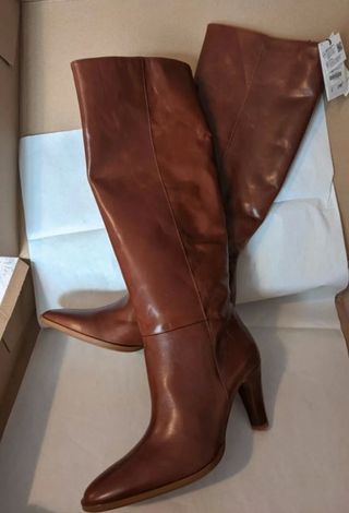 Bota piel tacón medio marrón camel Zara de segunda mano por 60 EUR en  Paracuellos de Jarama en WALLAPOP