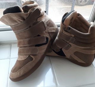 Botas zapatillas tacón interno marrones 37 de segunda mano por 10 EUR en  Alcalá de Henares en WALLAPOP