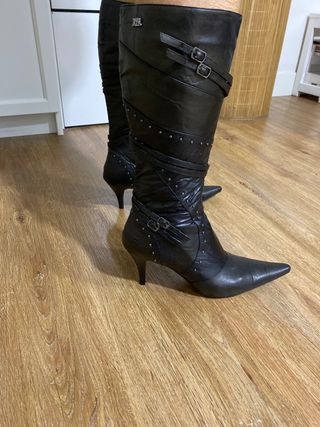Botas de tacón pequeño de XTI de segunda mano por 10 EUR en Santurtzi en  WALLAPOP