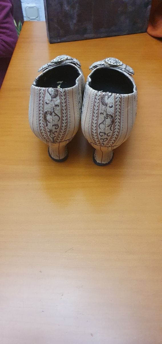 traje de fallera y pelo.