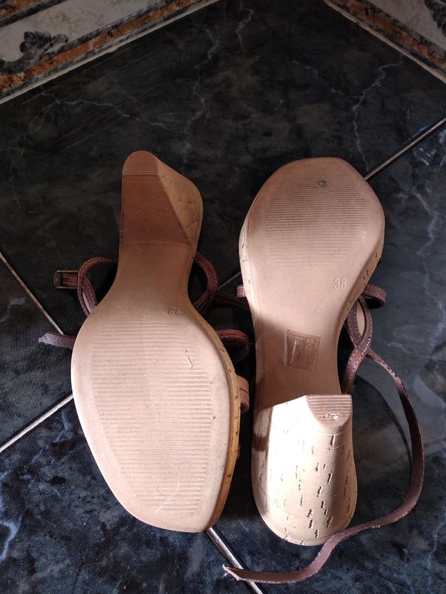 Sandalias marrones de piel .