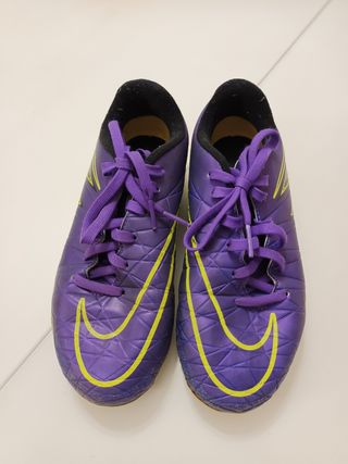 Botas fútbol césped artificial Nike talla 36. de segunda mano por 5 EUR en  Madrid en WALLAPOP