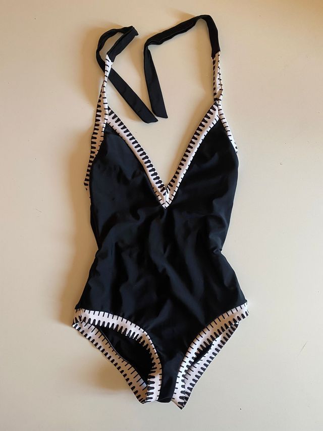 Lindo maiô preto com borda branca