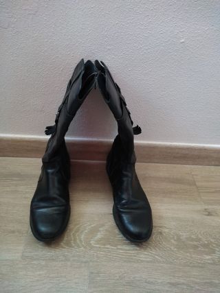 Botas negras piel altas talla 39 de segunda mano por 6 EUR en Madrid en  WALLAPOP