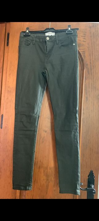 Pantalon verde encerado de segunda mano por 8 EUR en Algeciras en WALLAPOP