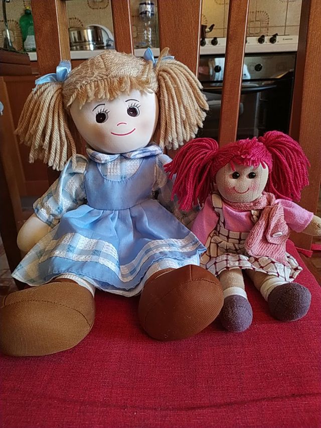 due bambole di stoffa