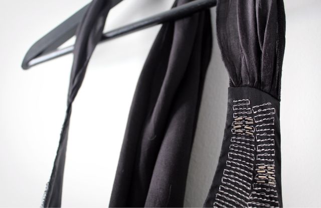 Vestido de cetim com detalhes de strass