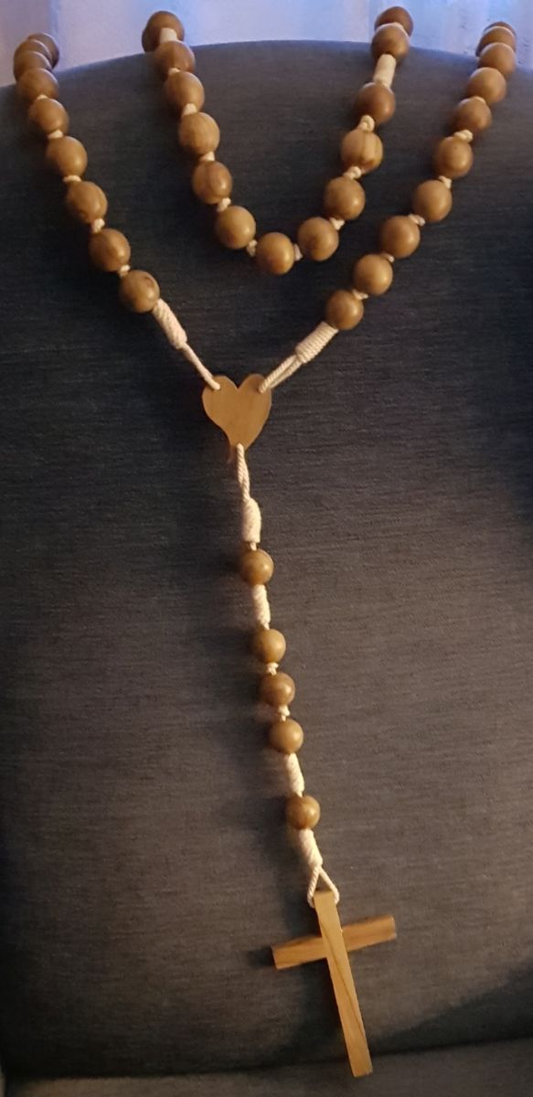 Rosario de madera hecho a mano