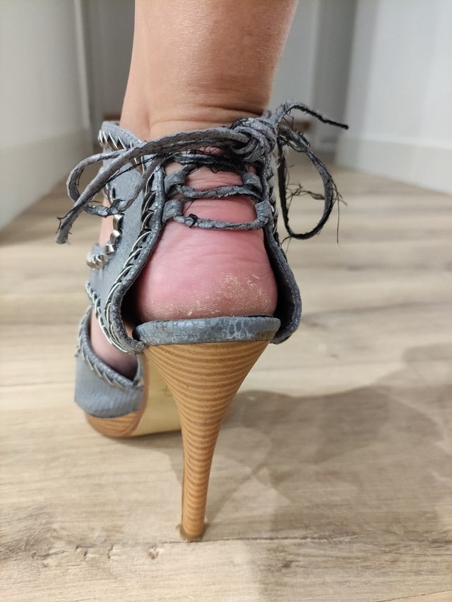 sandalia gris de tacón de aguja 39
