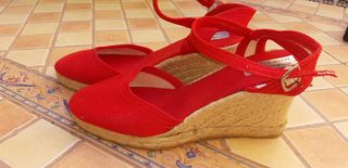Zapatillas de esparto roja de segunda mano por 6 EUR en Bormujos en WALLAPOP