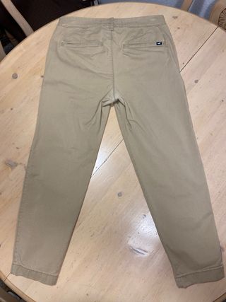 Pantalón beige Hollister de segunda mano por 20 EUR en Las Rozas de Madrid  en WALLAPOP