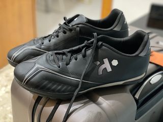 Botas de fútbol multitacos Kipsta de segunda mano por 10 EUR en Barcelona  en WALLAPOP