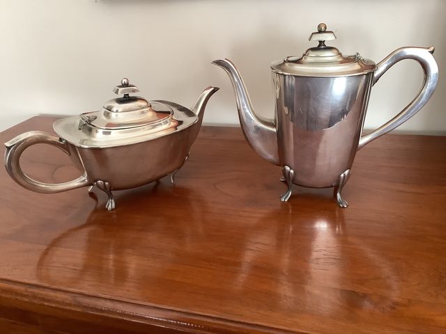 Cafetera y tetera bañadas en plata