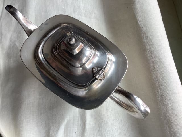 Cafetera y tetera bañadas en plata