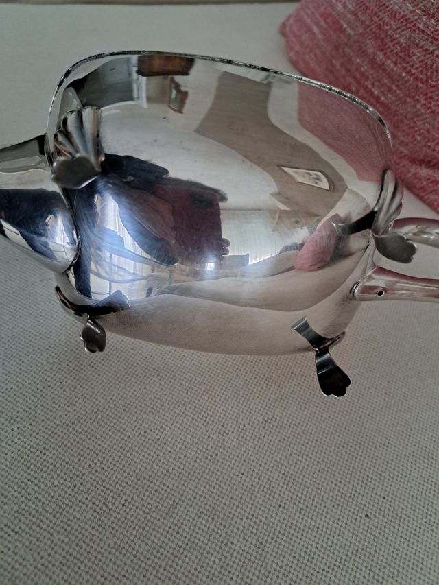 Cafetera y tetera bañadas en plata