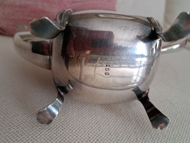 Cafetera y tetera bañadas en plata