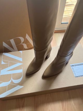 Botas altas camel Zara de segunda mano por 55 EUR en Barcelona en WALLAPOP