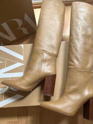 Botas altas camel Zara de segunda mano por 55 EUR en Barcelona en WALLAPOP