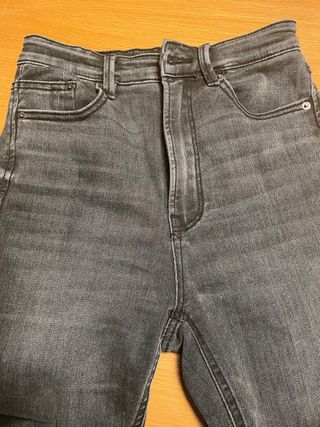 Tejanos Stradivarius de segunda mano por 14 EUR en Badalona en WALLAPOP